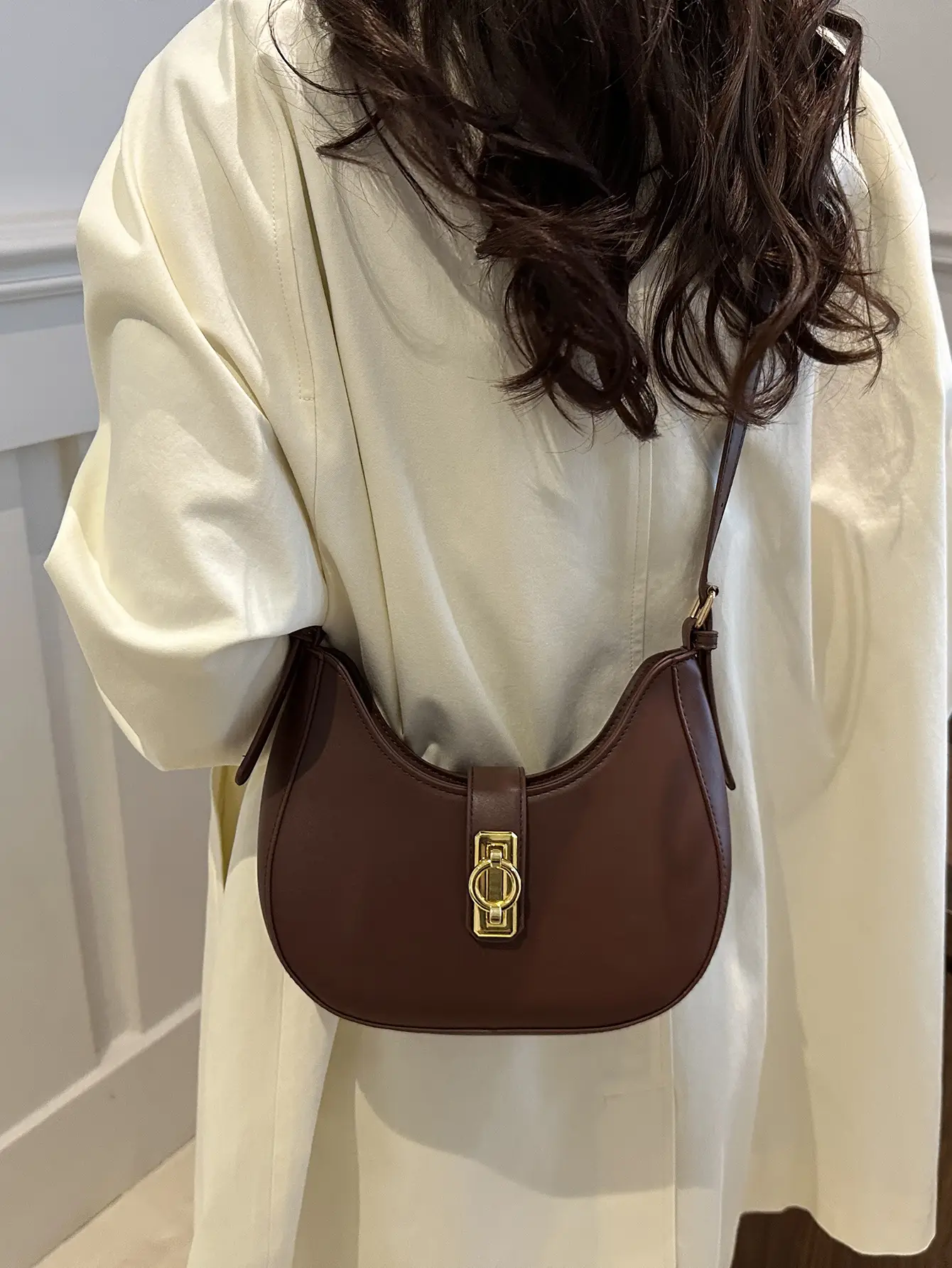 Black High-end Women's Shoulder Bag with Gold Clasp - Image 7