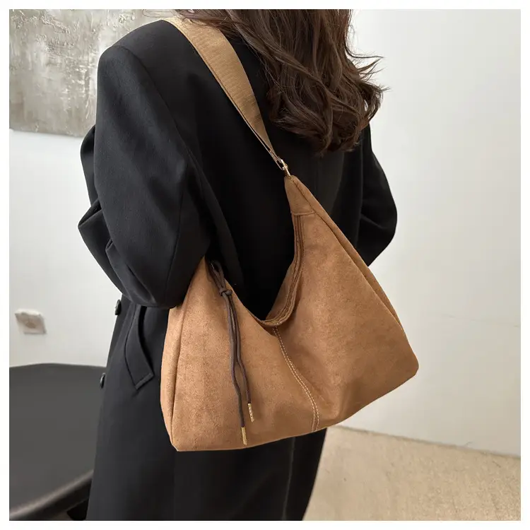 Women's Gold Leather Shoulder Bag Autumn Winter 2024 — feature 11