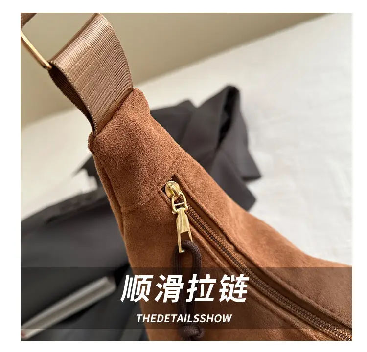 Women's Gold Leather Shoulder Bag Autumn Winter 2024 — feature 4