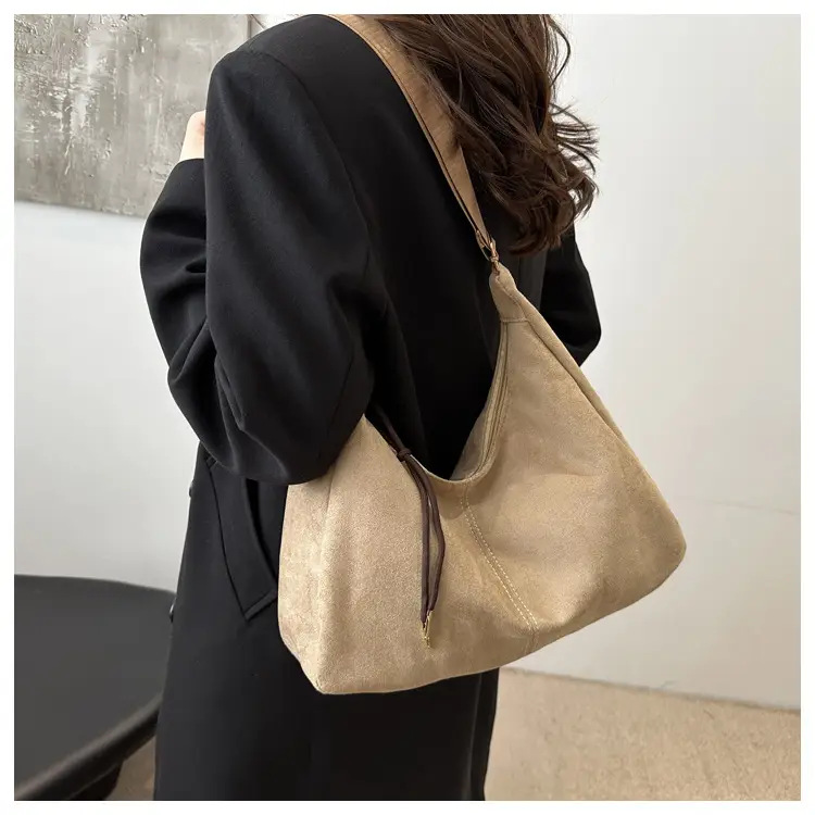 Women's Gold Leather Shoulder Bag Autumn Winter 2024 — feature 7