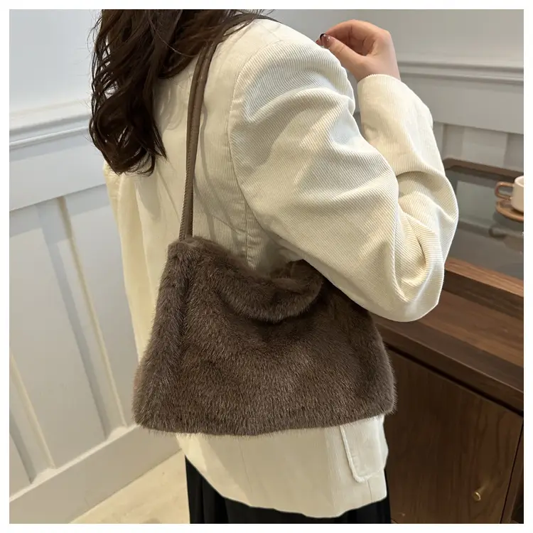 Black Plush Shoulder Bag for Women Autumn 2024 — feature 12