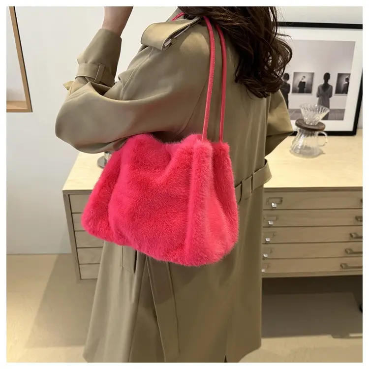 Black Plush Shoulder Bag for Women Autumn 2024 — feature 17