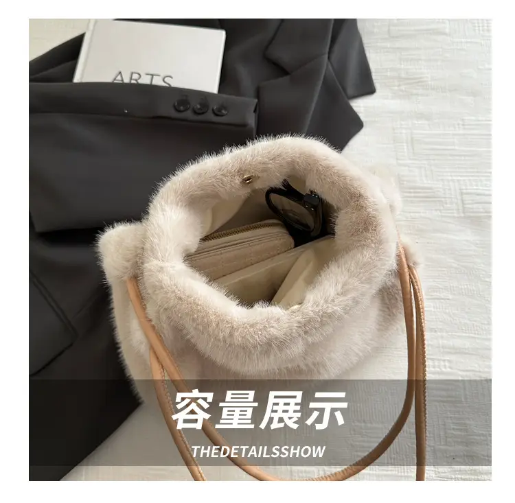 Black Plush Shoulder Bag for Women Autumn 2024 — feature 8