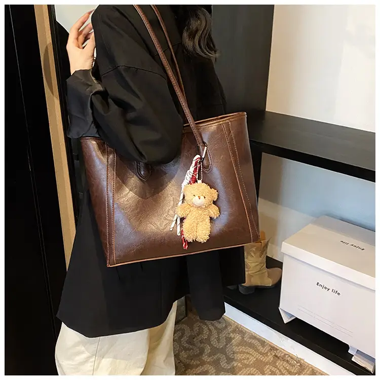 Women's Large Capacity Tan Shoulder Bag 2024 Winter Commute — feature 18