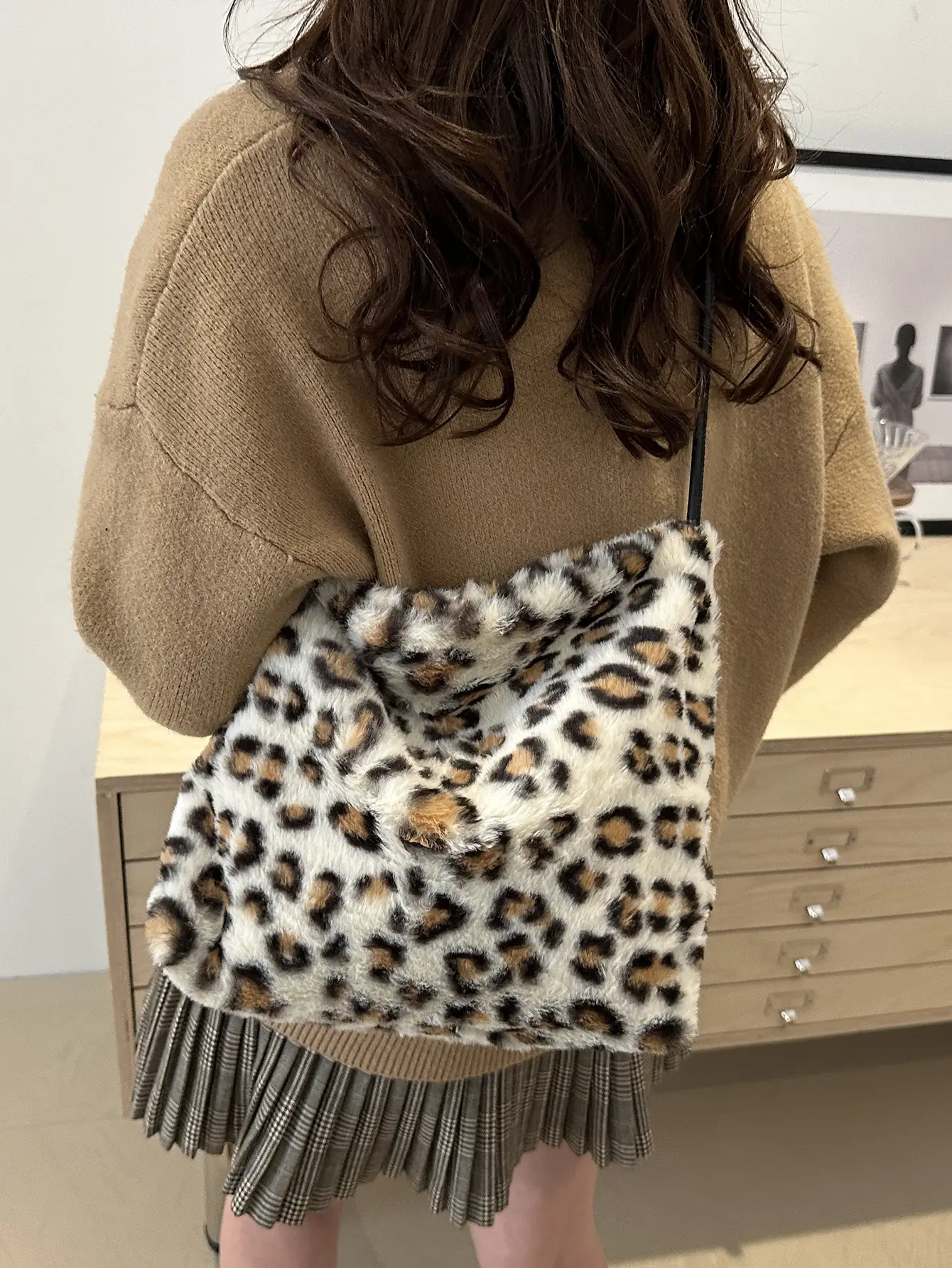 Leopard Print Fluffy Shoulder Commuter Tote Bag Large Capacity - Image 7