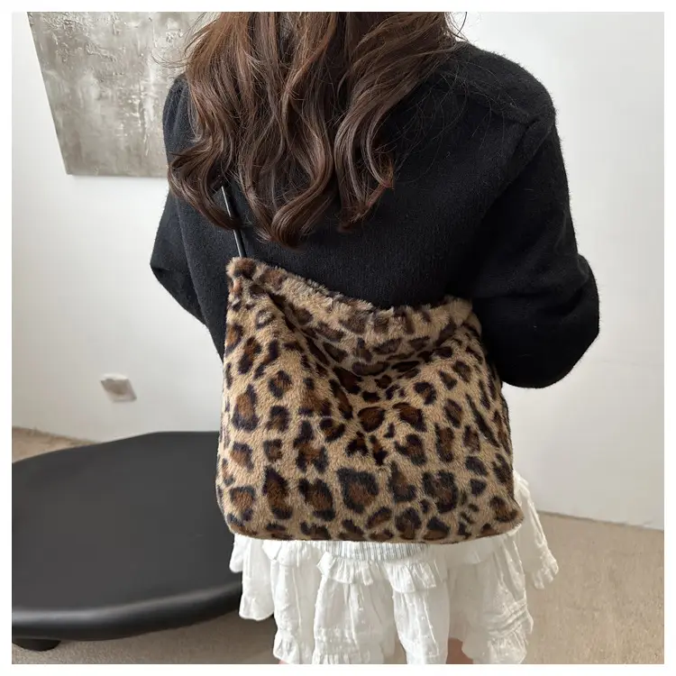 Leopard Print Fluffy Shoulder Commuter Tote Bag Large Capacity — feature 7