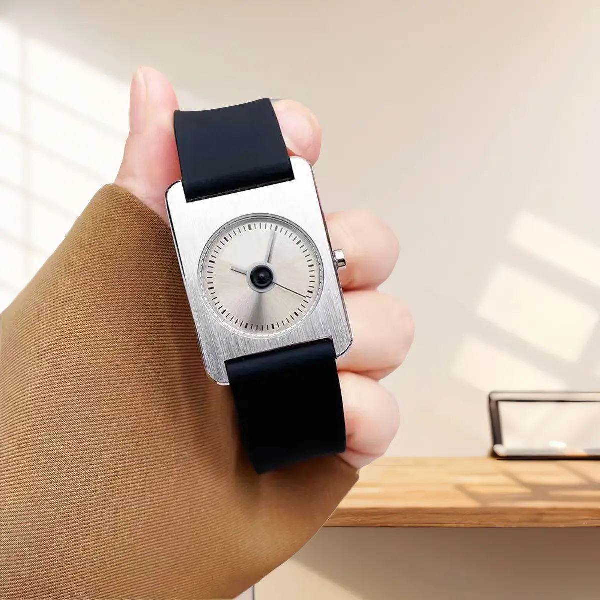 Women's Retro Quartz Watch Black Silicone Waterproof - Image 3