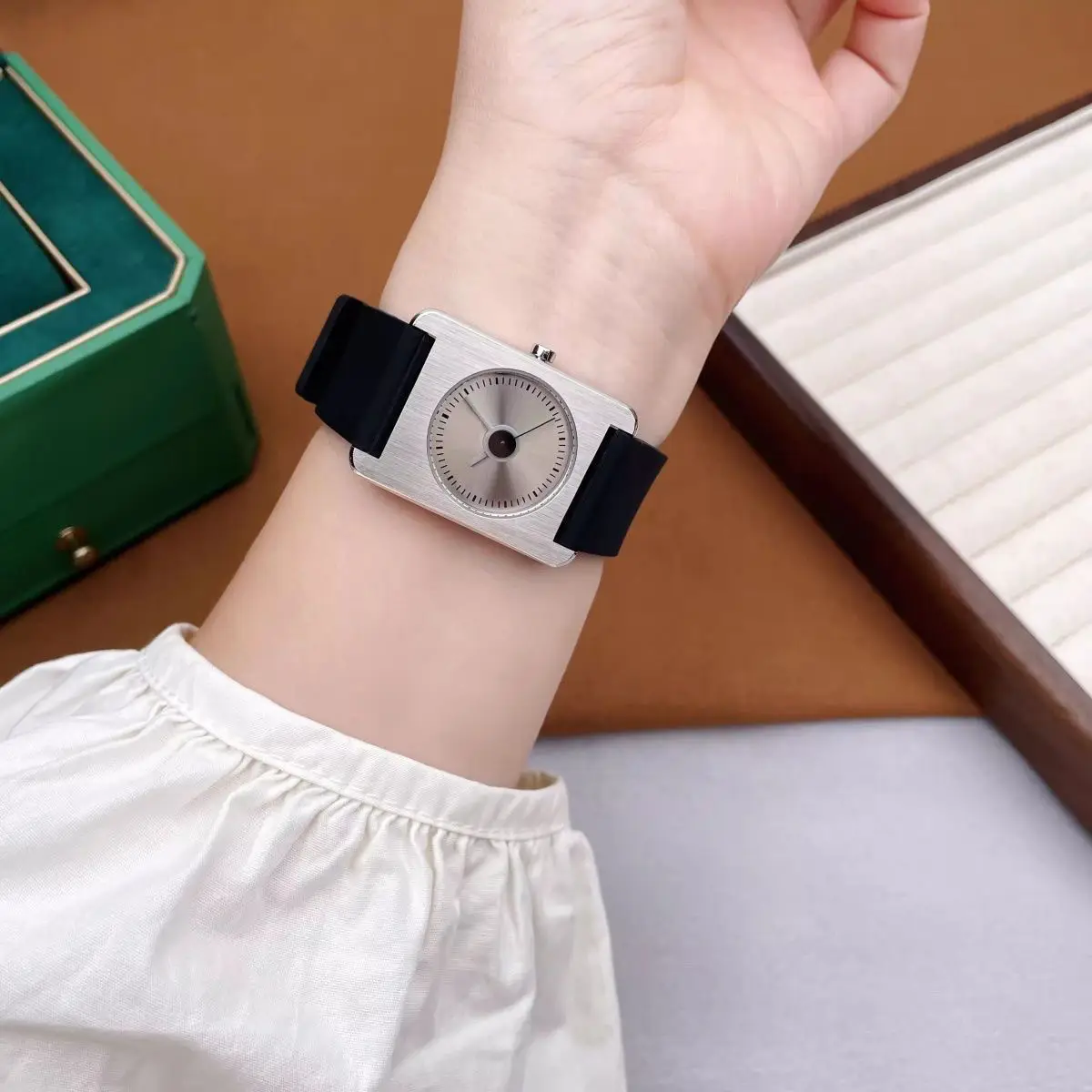 Women's Retro Quartz Watch Black Silicone Waterproof — feature 11