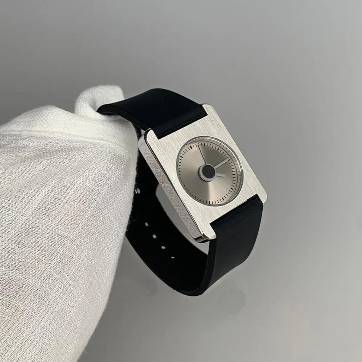 Women's Retro Quartz Watch Black Silicone Waterproof — feature 12