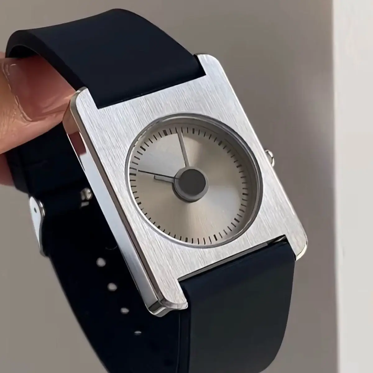 Women's Retro Quartz Watch Black Silicone Waterproof — feature 5