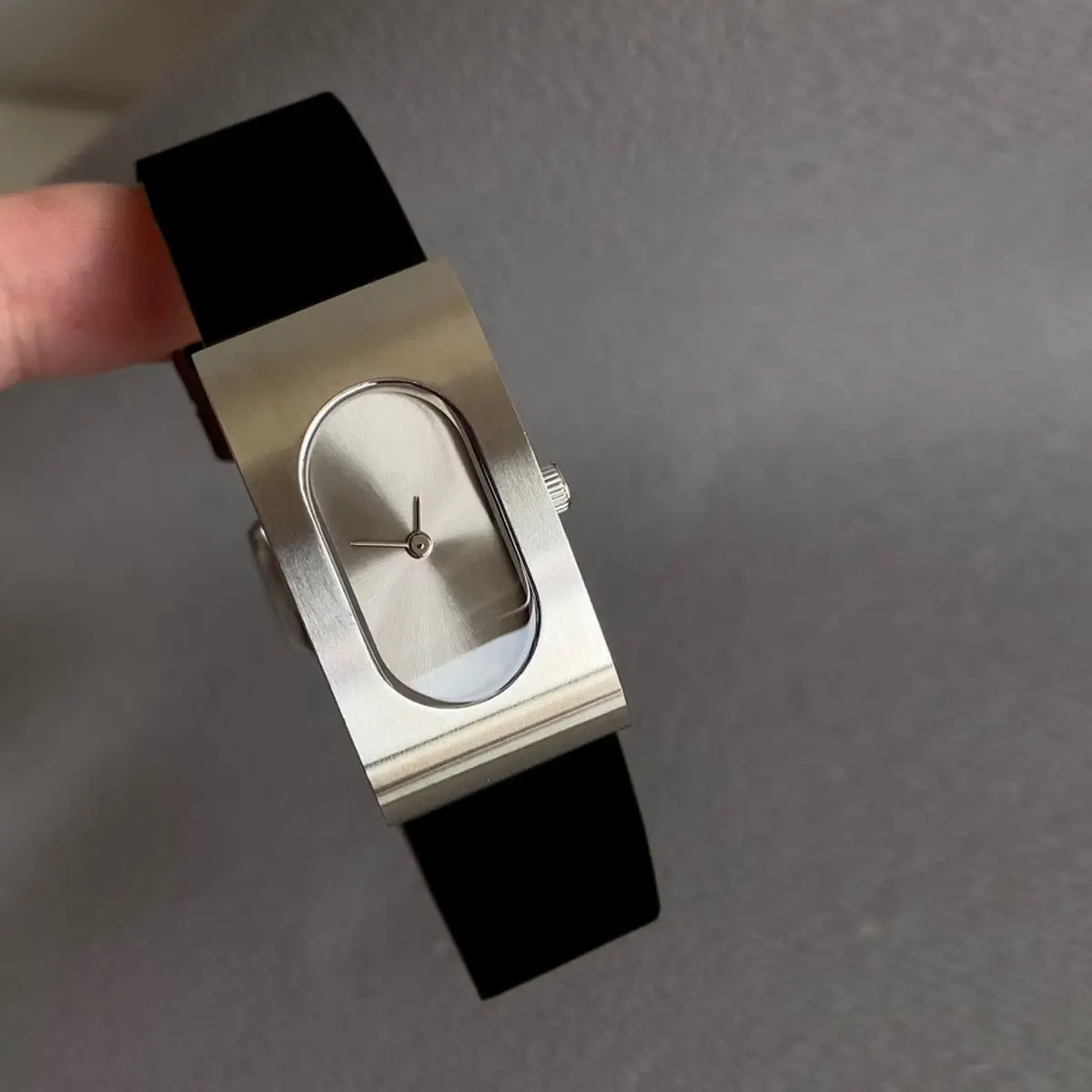 Women's Retro Quartz Watch Black Silicone Waterproof — feature 6