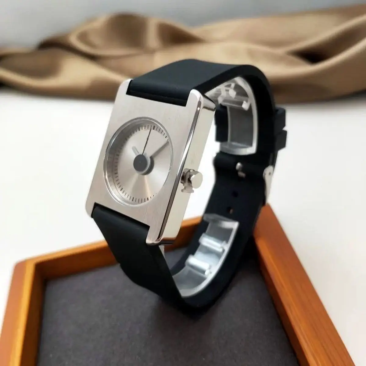 Women's Retro Quartz Watch Black Silicone Waterproof — feature 7