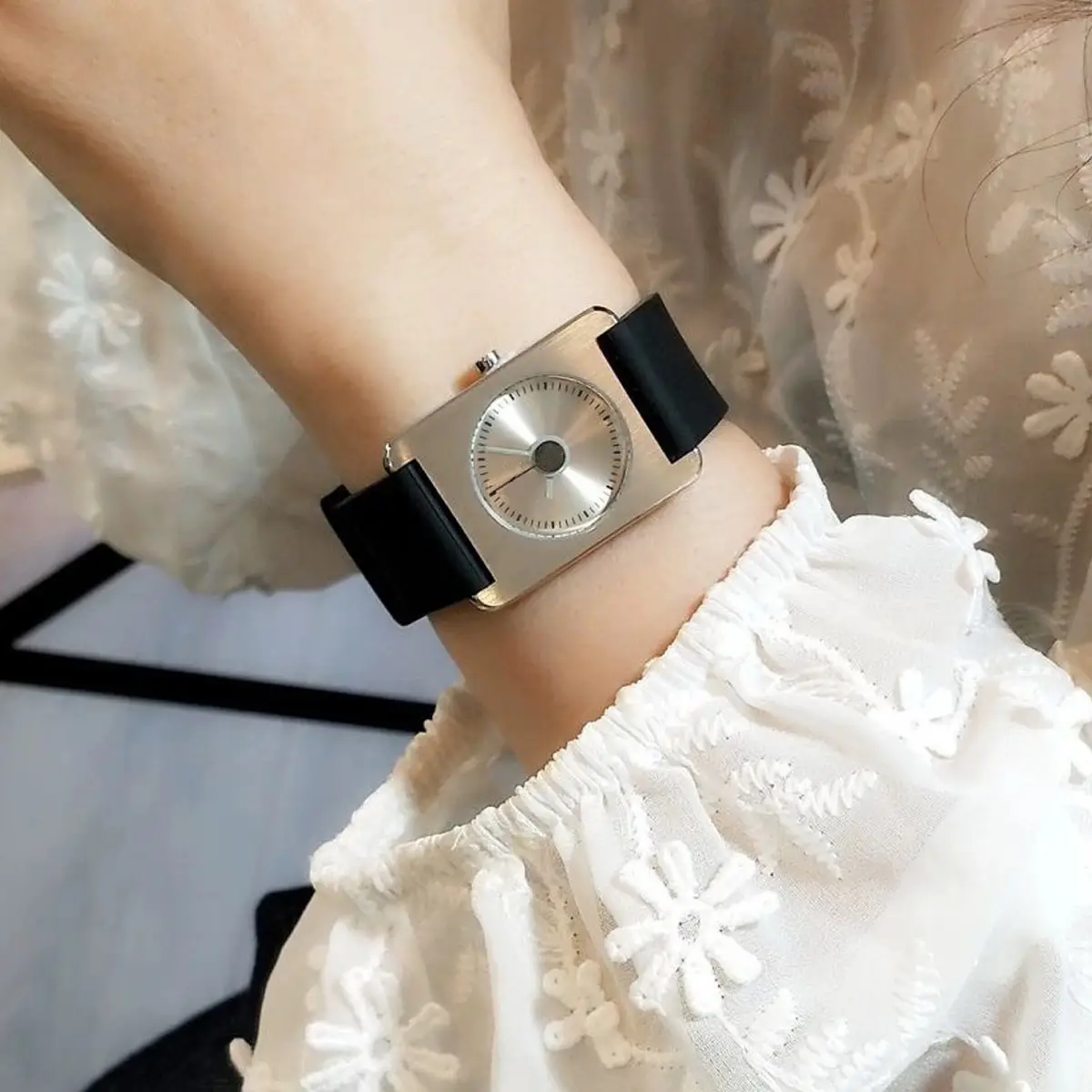 Women's Retro Quartz Watch Black Silicone Waterproof — feature 9