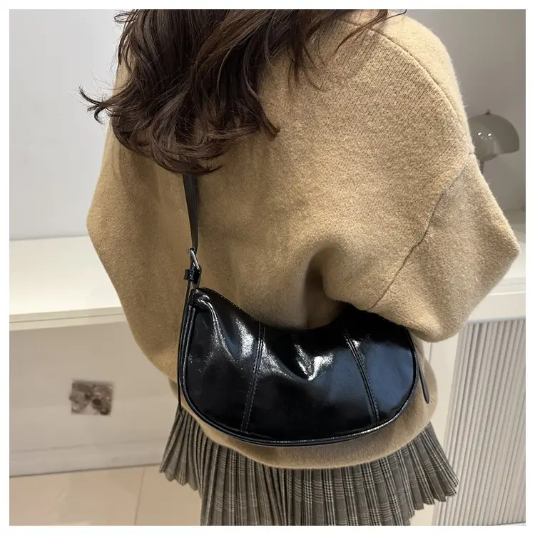 White Underarm Crescent Bag 2024 Autumn — feature 11