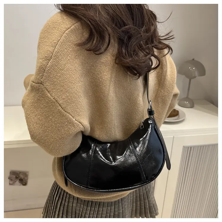 White Underarm Crescent Bag 2024 Autumn — feature 12