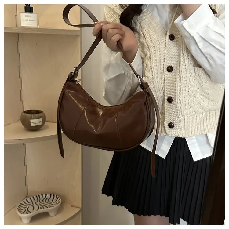 White Underarm Crescent Bag 2024 Autumn — feature 18