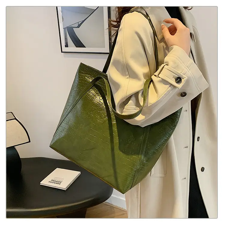 Black Croc Texture Large Tote Bag Shoulder Tote 2024 — feature 10