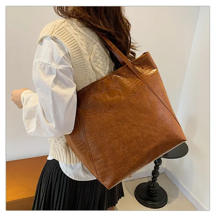 Black Croc Texture Large Tote Bag Shoulder Tote 2024 — feature 17
