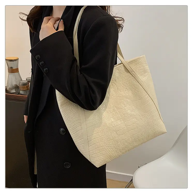 Black Croc Texture Large Tote Bag Shoulder Tote 2024 — feature 26