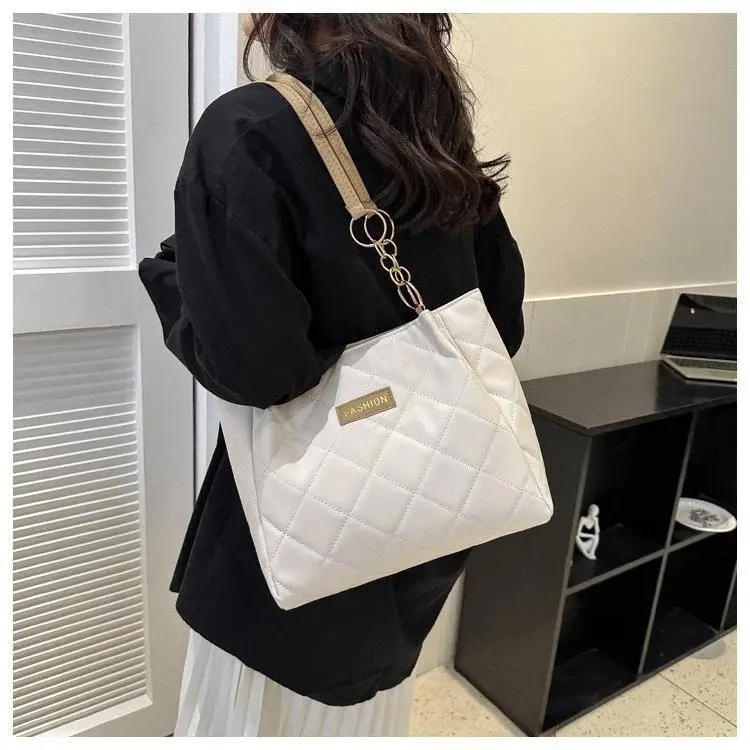 Black Quilted Tote Bag with Gold Chain for Women — feature 12