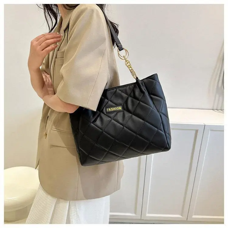 Black Quilted Tote Bag with Gold Chain for Women — feature 16