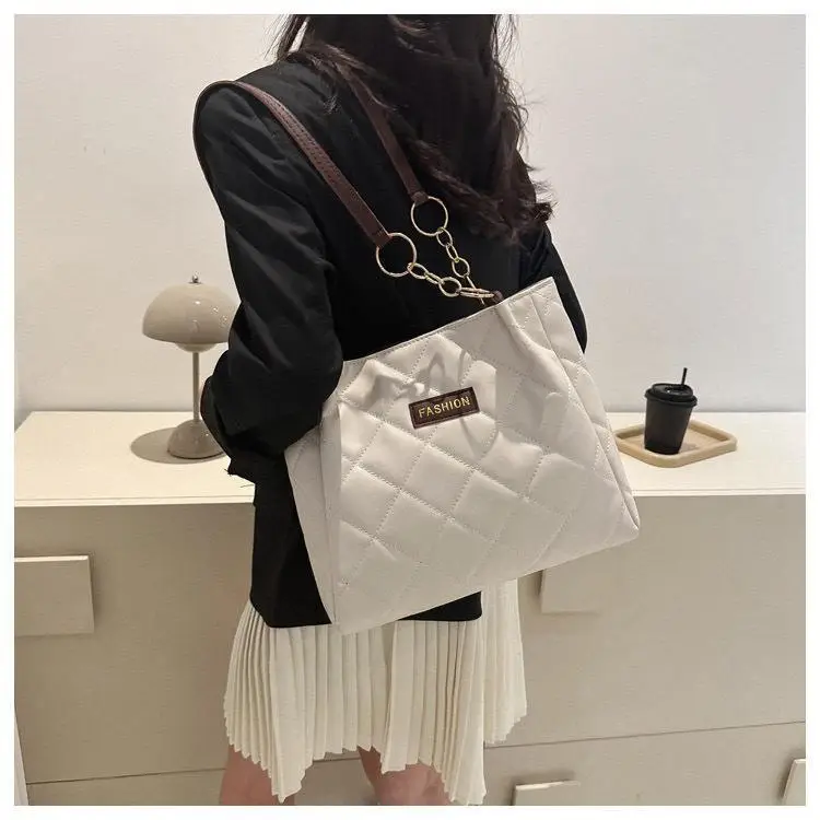 Black Quilted Tote Bag with Gold Chain for Women — feature 18