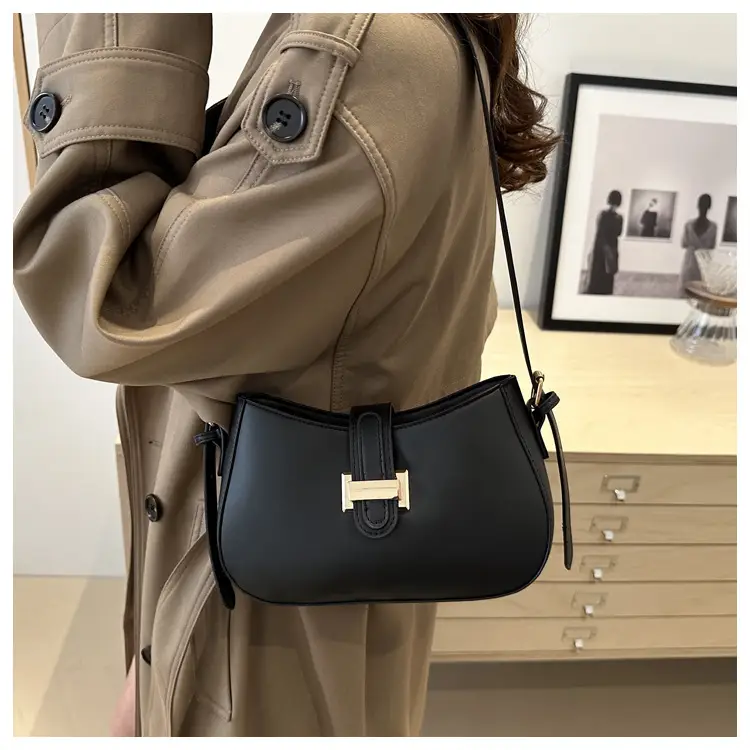 White Textured Retro Shoulder Bag for Women 2024 — feature 20