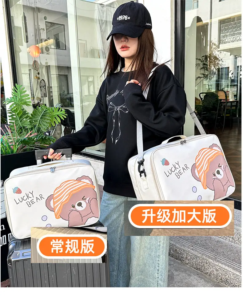 Cute Bear Print Large Capacity Travel Bag — feature 3
