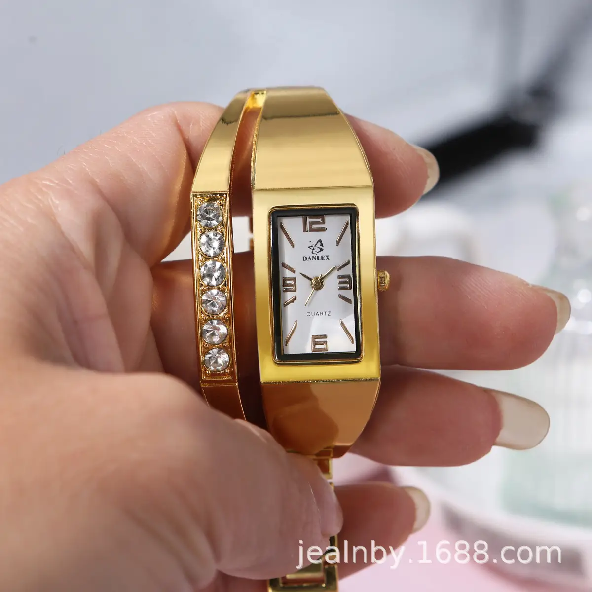 Gold Women's Quartz Watch with Diamond Bracelet — feature 11