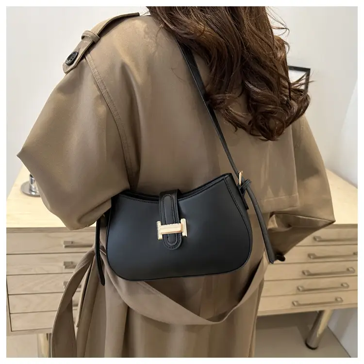 Women's Brown Leather Shoulder Bag with Gold Clasp - Image 8