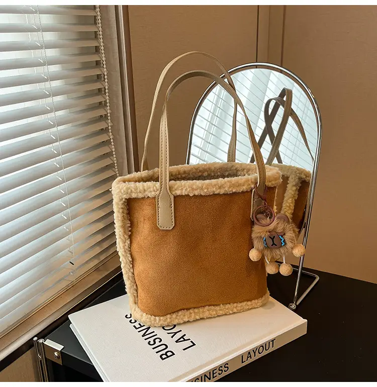 Lamb Wool Shoulder Bag Vintage Tassel Design — feature 10