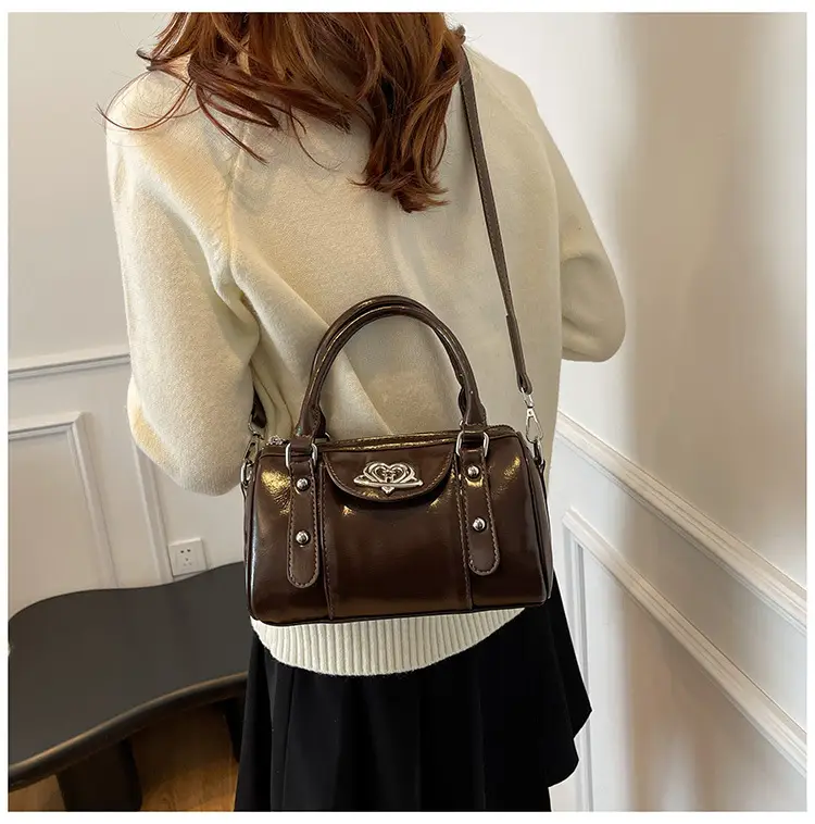 Women's 2024 Winter Shoulder Bag Maroon CC Logo — feature 31