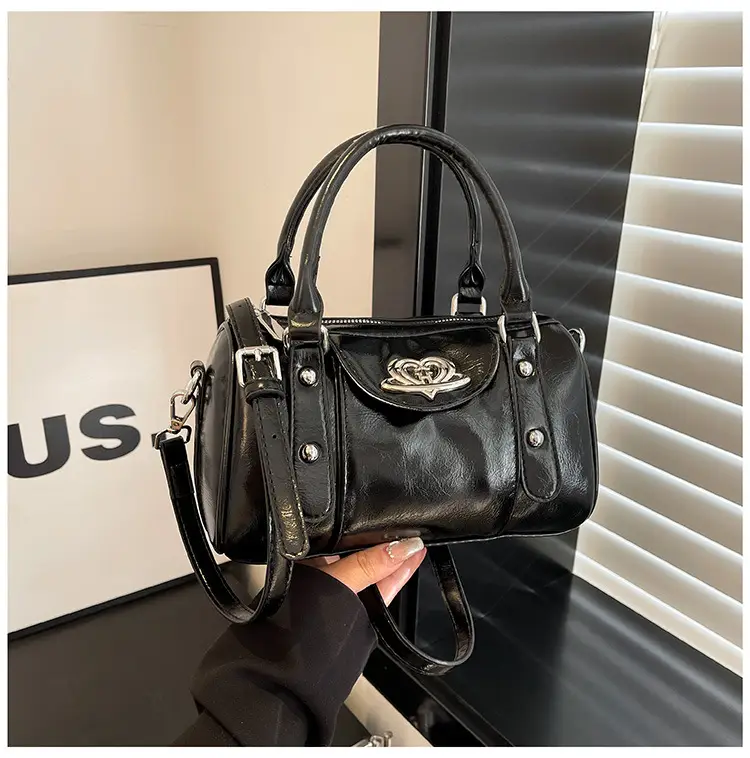 Women's 2024 Winter Shoulder Bag Maroon CC Logo — feature 32