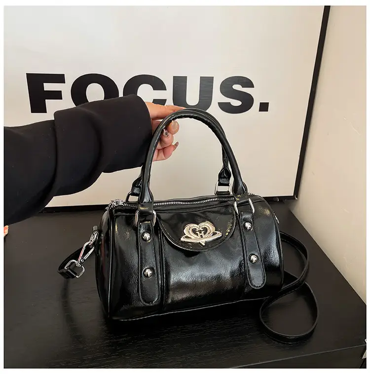 Women's 2024 Winter Shoulder Bag Maroon CC Logo — feature 34