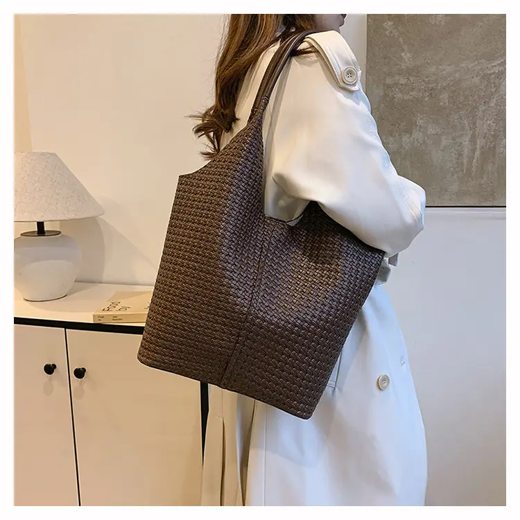 Women's White Quilted Shoulder Bag Large Capacity 2025 — feature 17