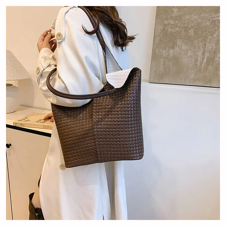Women's White Quilted Shoulder Bag Large Capacity 2025 — feature 18