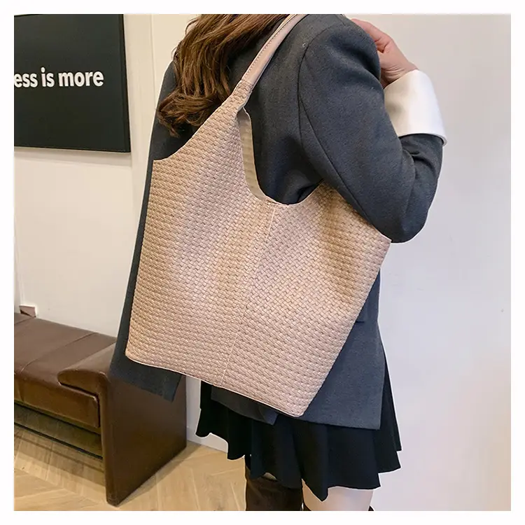 Women's White Quilted Shoulder Bag Large Capacity 2025 — feature 22