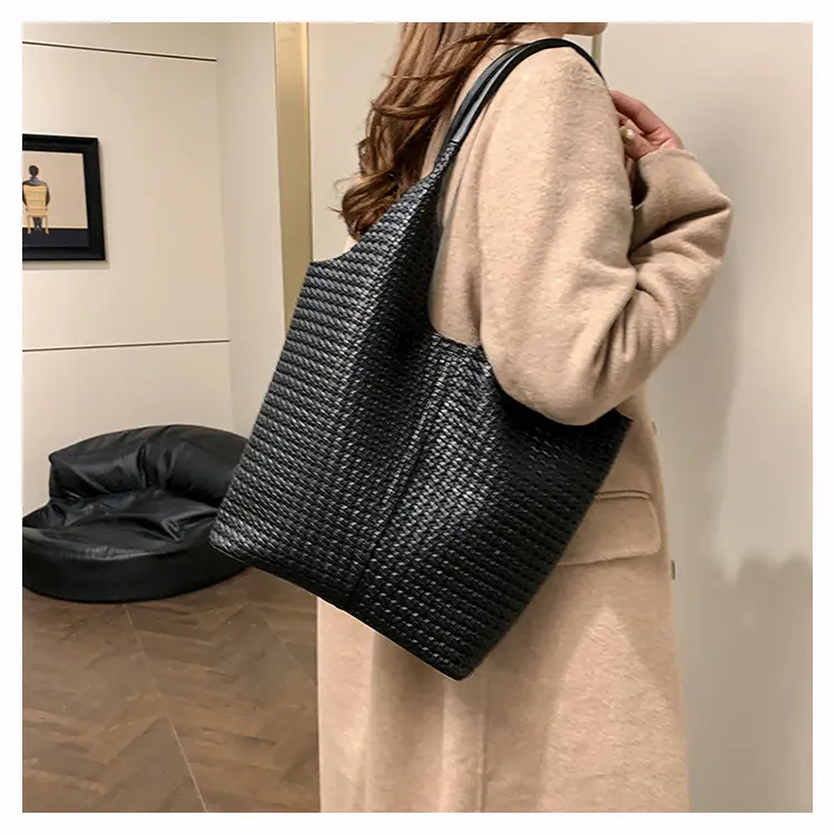 Women's White Quilted Shoulder Bag Large Capacity 2025 — feature 26