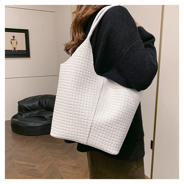 Women's White Quilted Shoulder Bag Large Capacity 2025 — feature 31