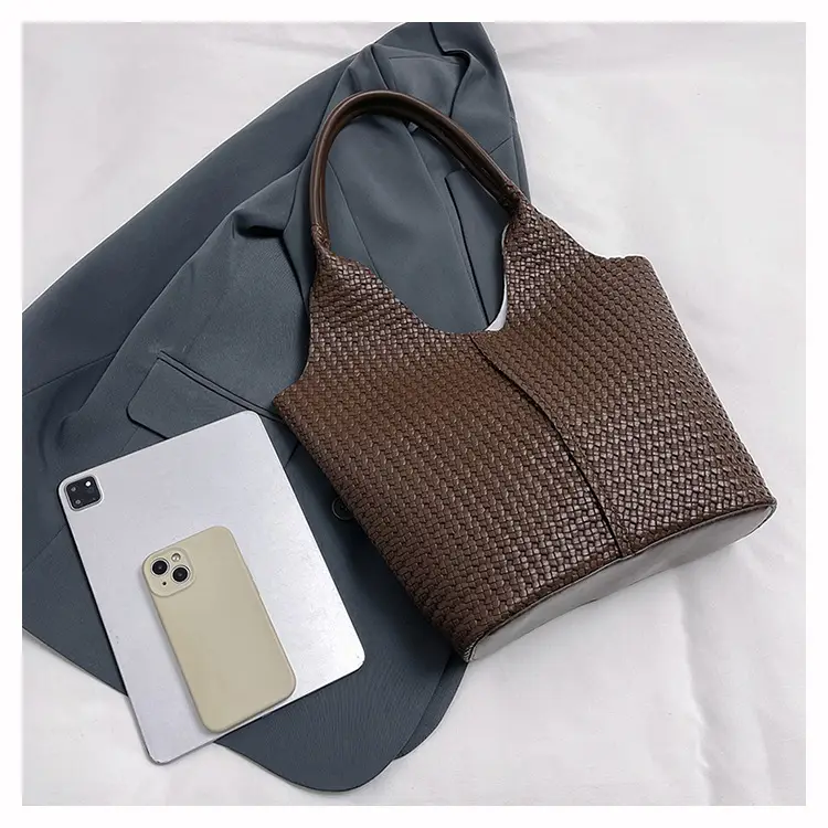 Women's White Quilted Shoulder Bag Large Capacity 2025 — feature 42