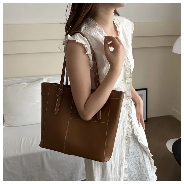 Black Leather Large Capacity Shoulder Bag 2024 — feature 14