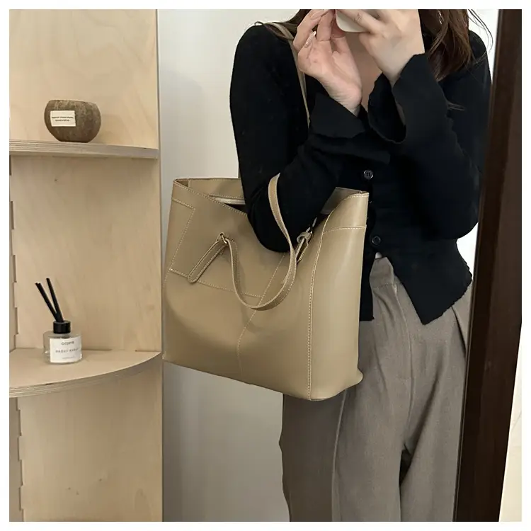 Black Leather Large Capacity Shoulder Bag 2024 — feature 17