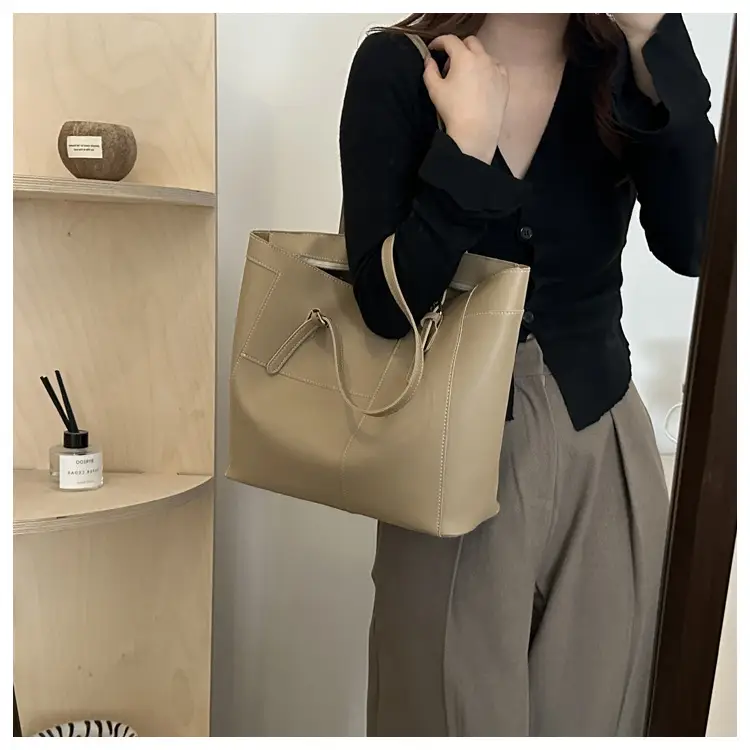 Black Leather Large Capacity Shoulder Bag 2024 — feature 18