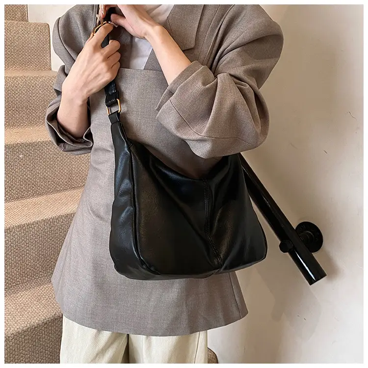 Women's Large Capacity Crossbody Bag Autumn Winter Retro High End — feature 10