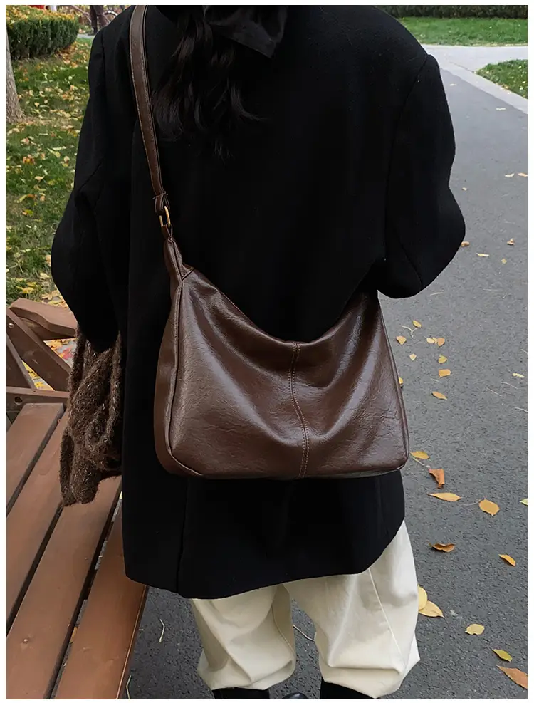 Women's Large Capacity Crossbody Bag Autumn Winter Retro High End — feature 17