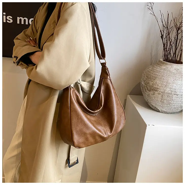 Women's Large Capacity Crossbody Bag Autumn Winter Retro High End — feature 18