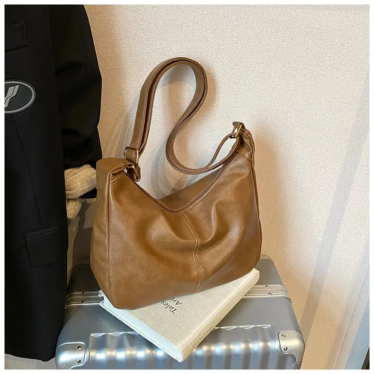 Women's Large Capacity Crossbody Bag Autumn Winter Retro High End — feature 36
