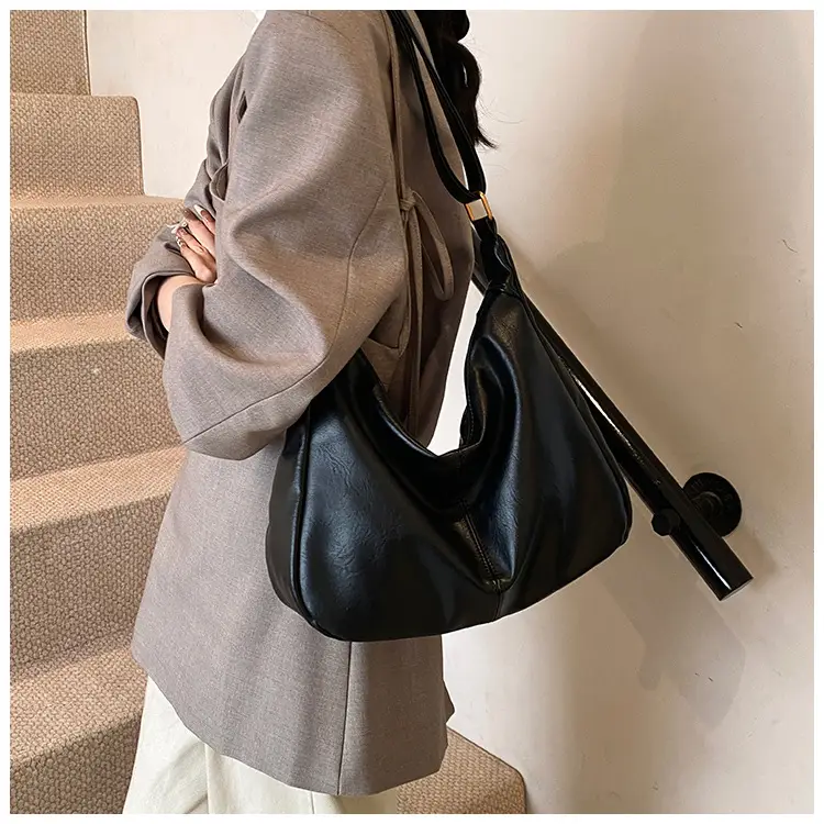 Women's Large Capacity Crossbody Bag Autumn Winter Retro High End — feature 7