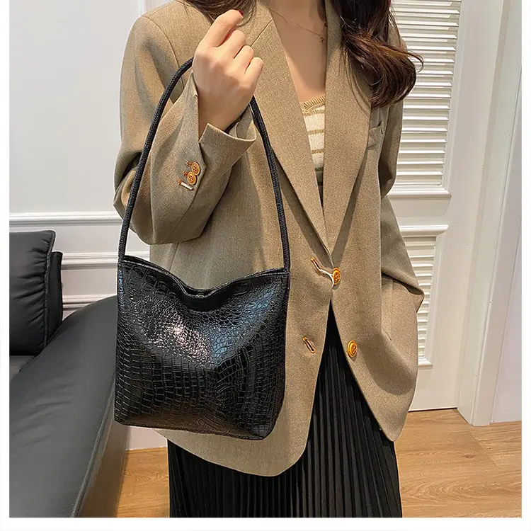 Women's Croc Leather Shoulder Bag Gold Silver Black — feature 10