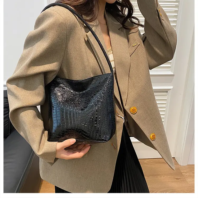 Women's Croc Leather Shoulder Bag Gold Silver Black — feature 11